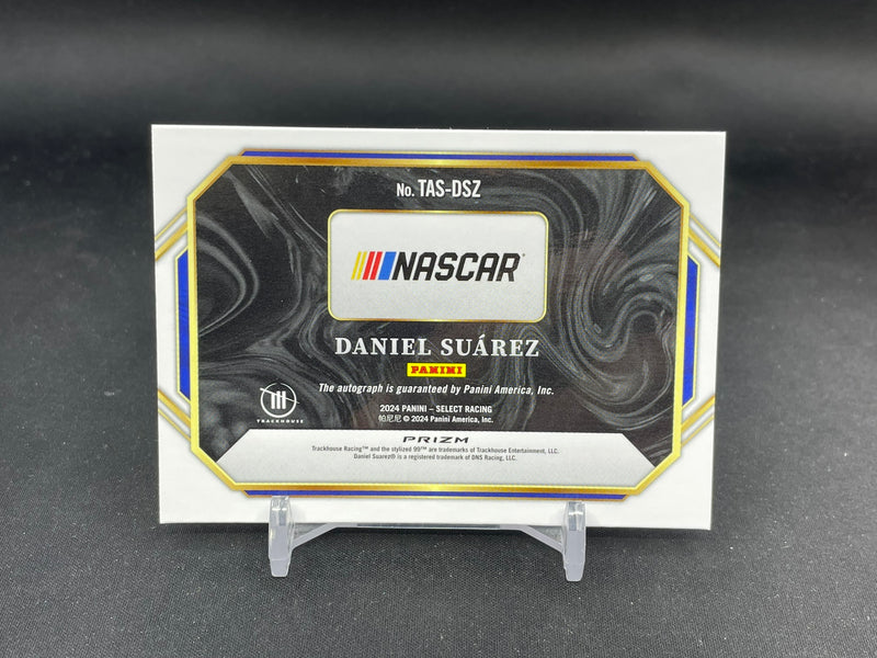 2024 PANINI SELECT - PRIZM - TRACKSIDE ACTION SIGNATURES - D. SUAREZ -