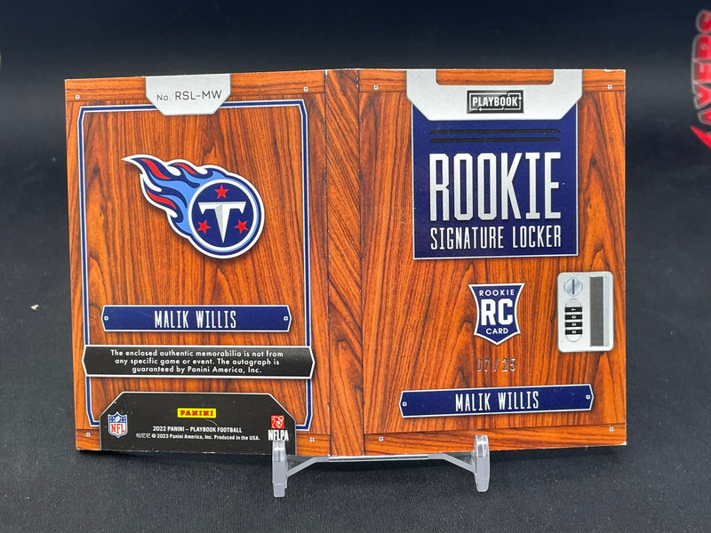 2022 PANINI PLAYBOOK - ROOKITE SIGNATURE LOCKER BOOKLET - M. WILLIS - #RSL-MW - #'D/25 - 6X RELIC - AUTOGRAPH - RC