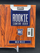 2022 PANINI PLAYBOOK - ROOKITE SIGNATURE LOCKER BOOKLET - M. WILLIS - #RSL-MW - #'D/25 - 6X RELIC - AUTOGRAPH - RC