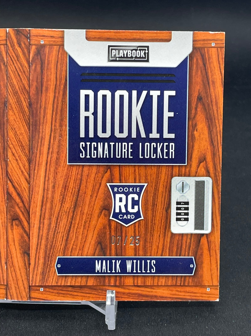 2022 PANINI PLAYBOOK - ROOKITE SIGNATURE LOCKER BOOKLET - M. WILLIS - #RSL-MW - #'D/25 - 6X RELIC - AUTOGRAPH - RC