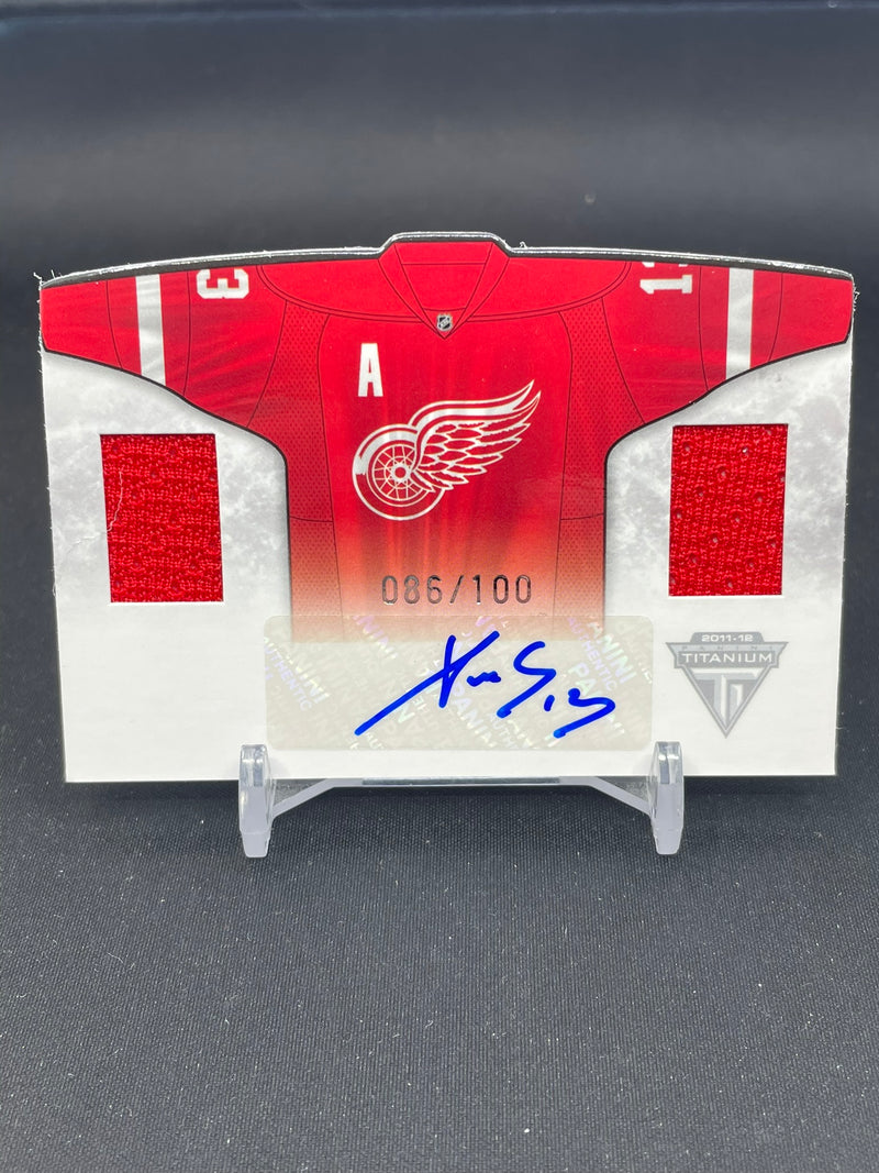 2011 PANINI TITANIUM - P. DATSYUK - #13 - #'D/100 - DUAL RELIC - AUTOGRAPH