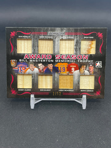 2014 LEAF IN THE GAME - STICKWORK - AWARD SEASON - BILL MASTERTTON MEMORIAL TROPHY - J. PATELLE / H. RICHARD / B. GORING / B. PARK / B. CLARKE / R. GILBERT / L. MCDONALD / M. LEMIEUX - #AS-12 = #'D/12 - 8X STICK RELIC