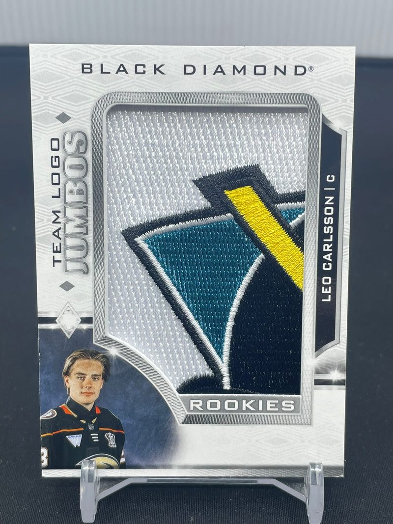 2023 UPPER DECK BLACK DIAMOND - (RETRO) ROOKIES TEAM LOGO JUMBOS - L. CARLSSON -