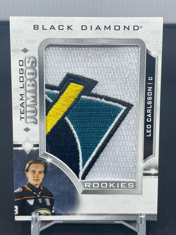2023 UPPER DECK BLACK DIAMOND - (RETRO) ROOKIES TEAM LOGO JUMBOS - L. CARLSSON - #RTL-LC - RELIC - RC