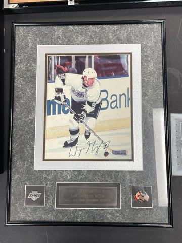 WAYNE GRETZKY AUTOGRAPHED & AUTHENTICATED FRAMED PHOTO (SHIPPING NOT AVAILABLE)