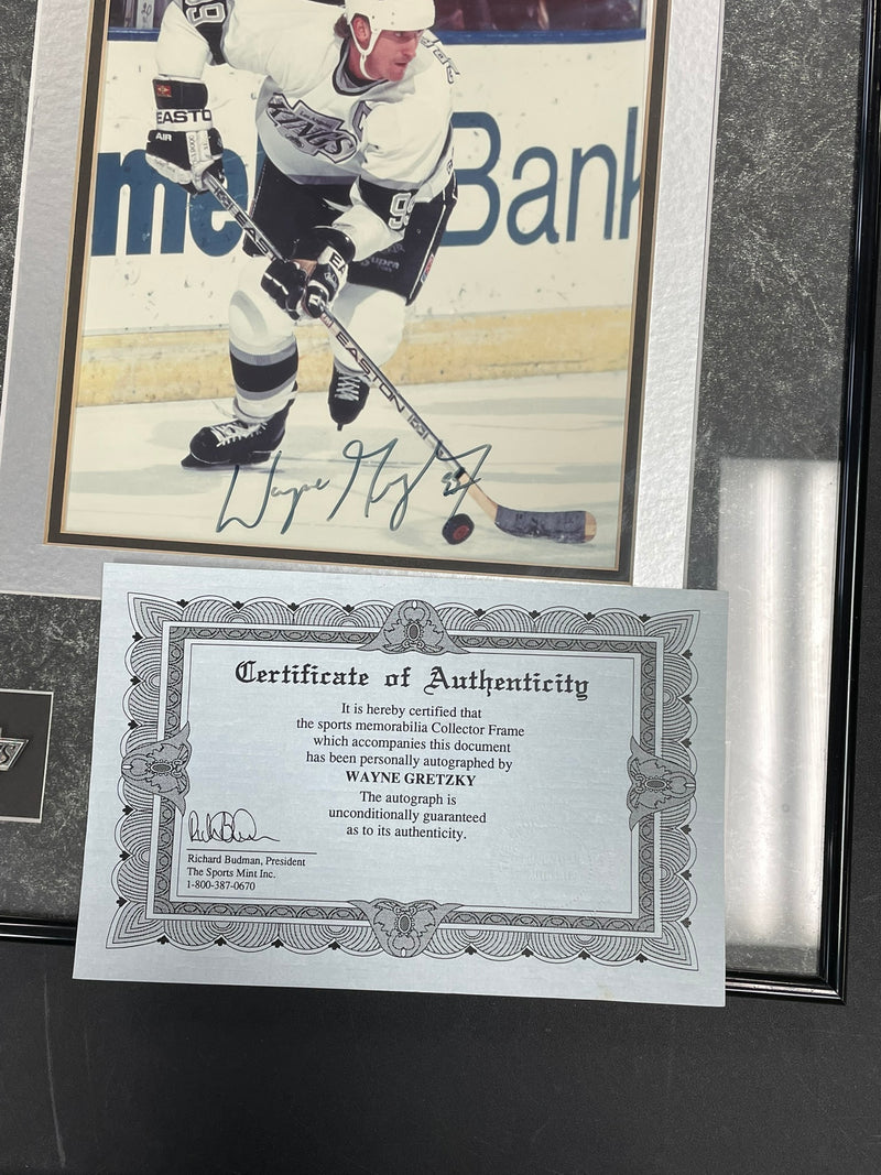 WAYNE GRETZKY AUTOGRAPHED & AUTHENTICATED FRAMED PHOTO (SHIPPING NOT AVAILABLE)