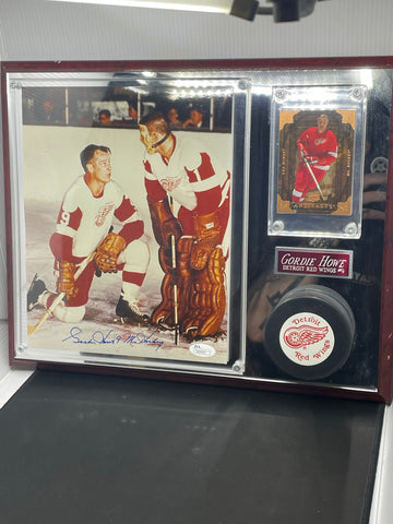 MR HOCKEY. GORDIE HOWE AUTOGRAPHED DISPLAYED - JSA AUTHENTICATED