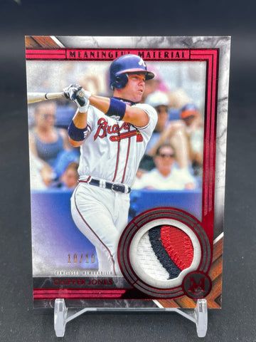 2022 TOPPS MUSEUM COLLECTION - RUBY MEANINGFUL MATERIAL - C. JONES - #MMR1-CJ - #'D/10 - RELIC