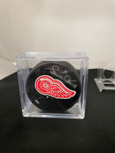 DETROIT RED WINGS GORDIE HOWE AUTOGRAPHED PUCK