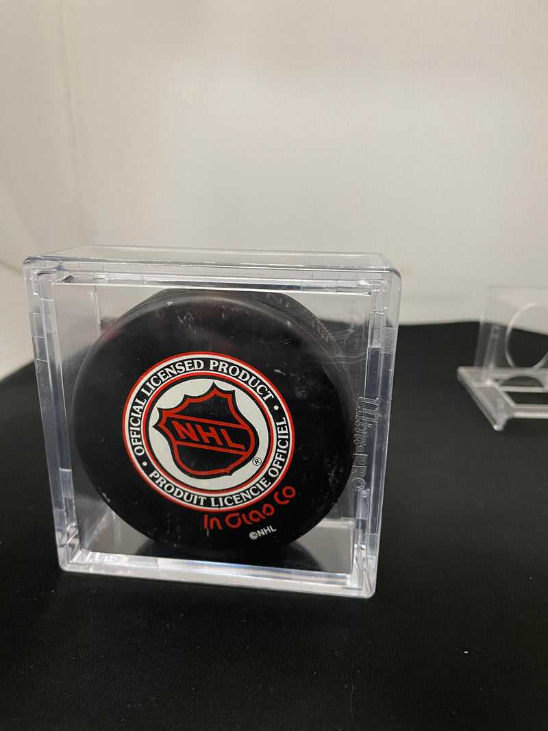 DETROIT RED WINGS GORDIE HOWE AUTOGRAPHED PUCK