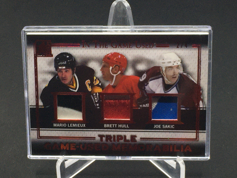 2016 LEAF IN THE GAME USED - TRIPLE GAME-USED MEMORABILIA - M. LEMIEUX/ B. HULL/ J. SAKIC - #GTP-12 - #'D/4 - TRIPLE RELIC