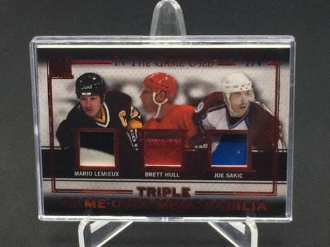2016 LEAF IN THE GAME USED - TRIPLE GAME-USED MEMORABILIA - M. LEMIEUX/ B. HULL/ J. SAKIC - #GTP-12 - #'D/4 - TRIPLE RELIC